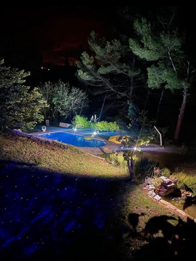 Charmant deux-pièces dans villa avec piscine privée Seillans Exterior foto